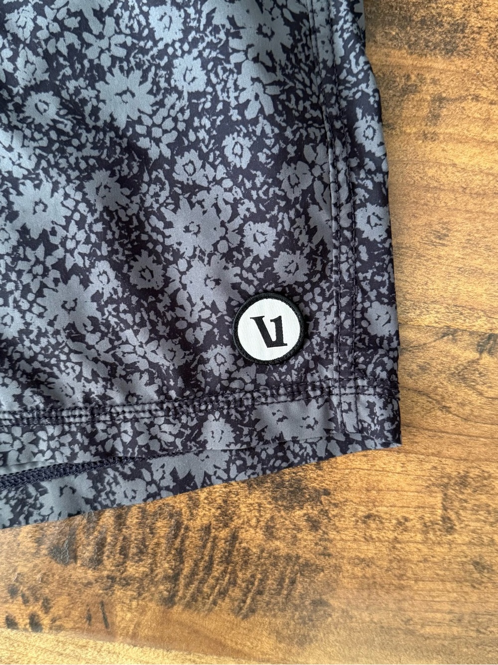 Vuori Men’s Kore 5” Shorts in Dark Pewter Wildflower Size Small - Picture 2 of 4